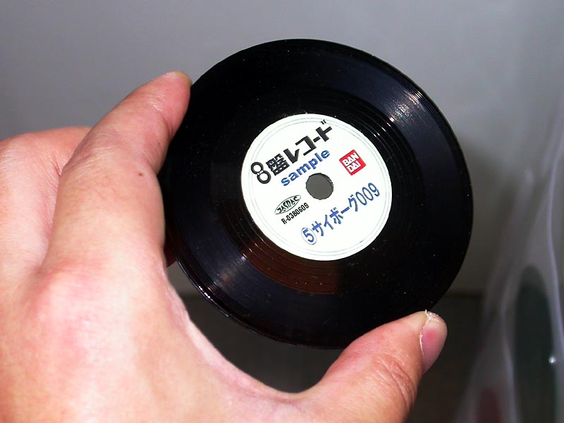 HMV、オリジナルカラーの「8盤レコード専用プレーヤー」を発売
