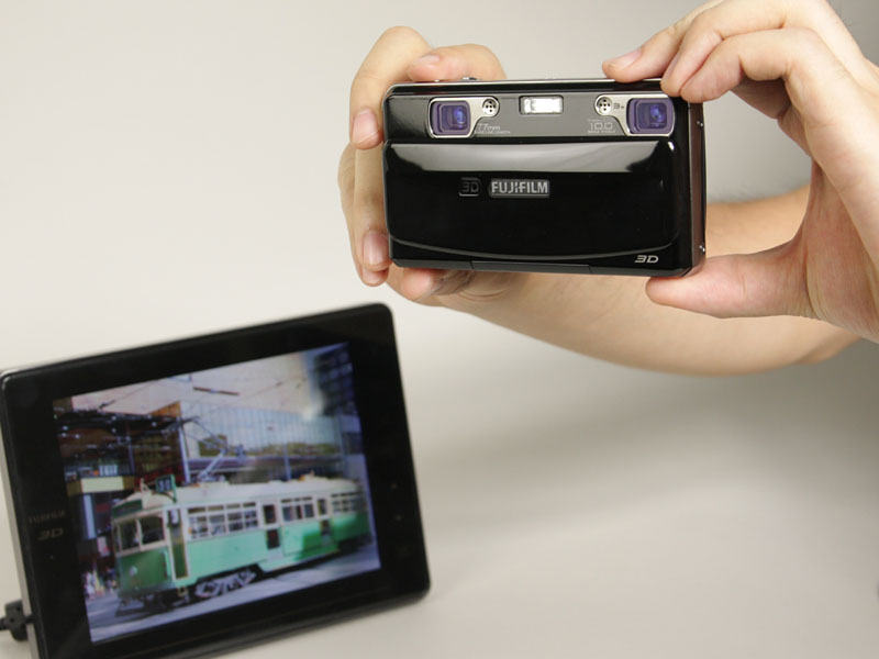 FinePix REAL 3D V1(��)�ƁAFinePix REAL 3D V1(�E)