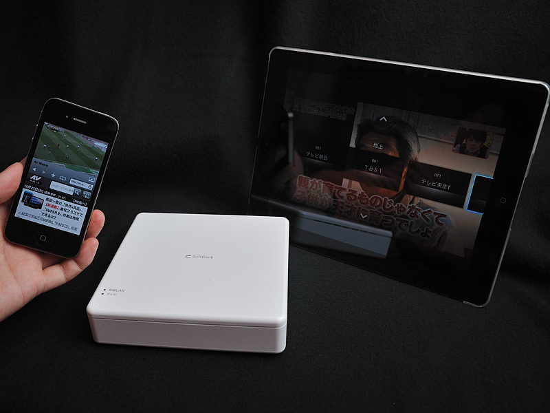 iPad 2�AiPhone 4S�Ƒg�ݍ��킹���Ƃ���B�Ȃ��A1��̃f�W�^��TV�`���[�i�ɁA�������iOS�@��͓����ڑ��ł��Ȃ�