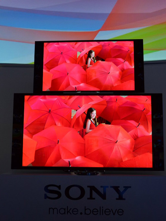 TRILUMINOS 탑재 65 형과 55 형을 신규 추가.  아래가 65 형, 위가 55 인치이다.  광색 역 대응을 위해 빨간색 표현력 소구가 강화