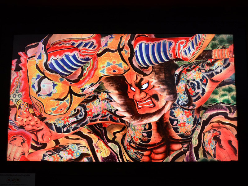 샤프 부스에서는 NHK와 공동 개발중인 8K4K 텔레비전 시제품 전시도 행해지고 있었다