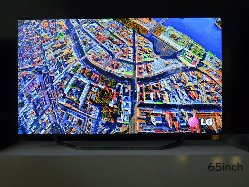 65 형 4K 액정 TV 시제품.  새로운 모델은 중앙에 목을 잡은 스탠드가 아닌 디스플레이 양쪽에 다리를 마련 안정성 중시의 디자인이다