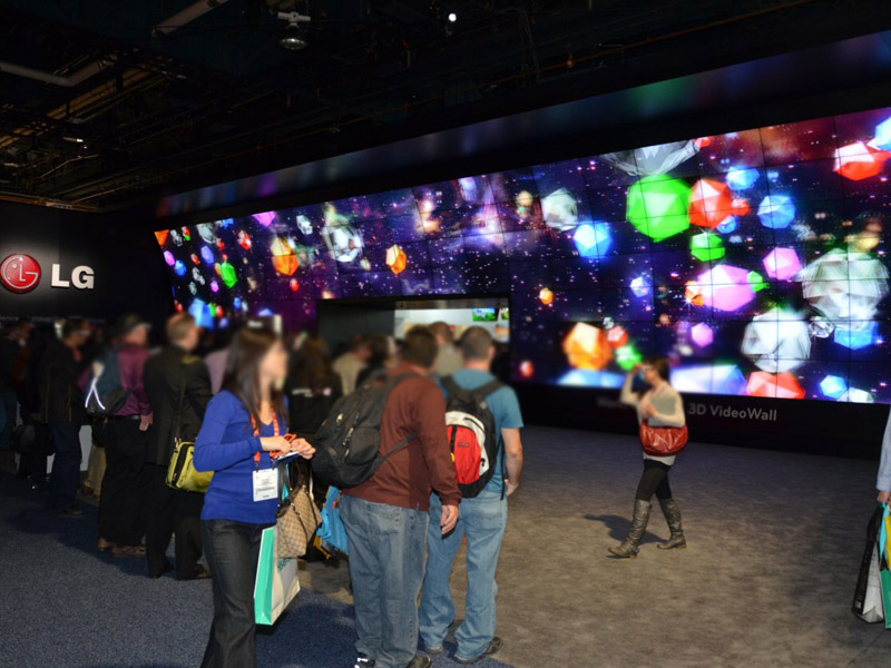 LG 부스.  입구에는 55 인치 풀 HD 해상도의 디스플레이를 122 장을 나란히 한 3D 영상 데모를 배포
