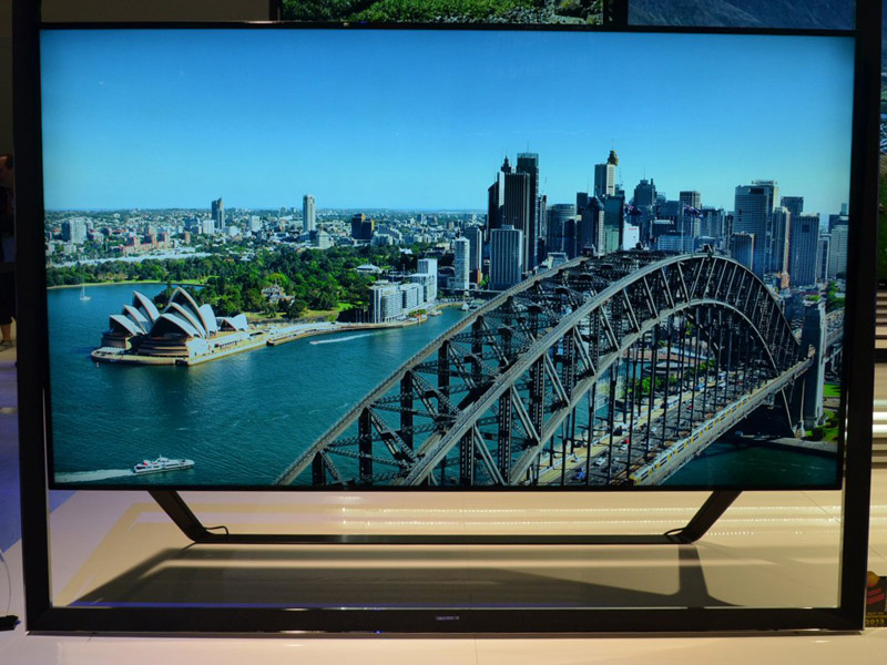 85 형의 4K 액정 TV.  이쪽은 