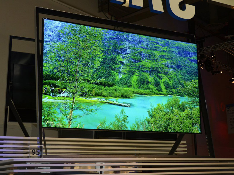 95 형의 4K 액정 TV ......의 것이지만, 일부 설명 담당자는 95 형은 4K는 없다고