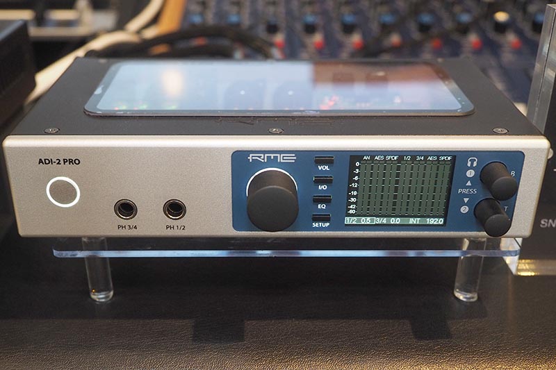 独自バランス回路のRME「ADI-2 Pro」。創始者がヘッドフォン再生に注ぐ想いを語る - AV Watch