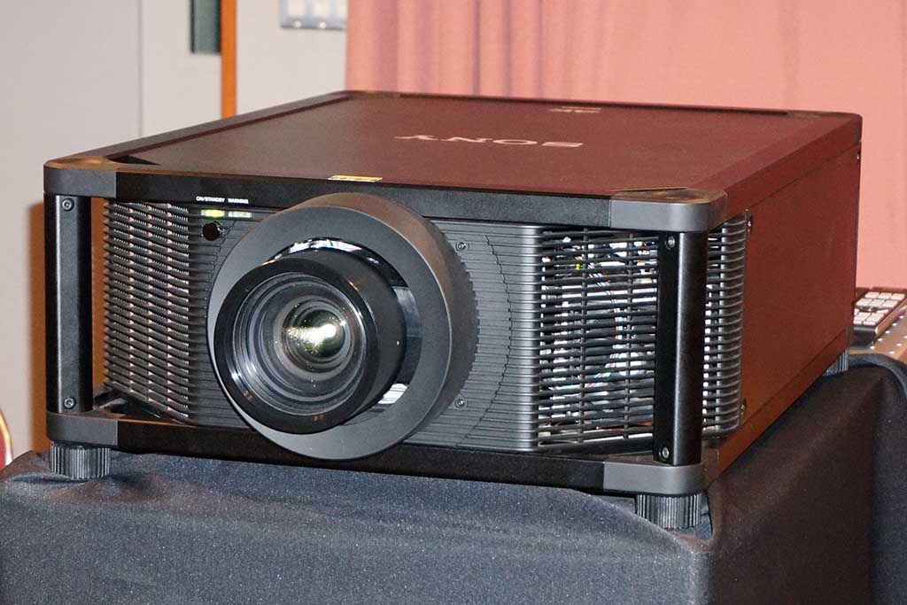 SONY 4Kプロジェクター VPL-VW515 ランプ使用時間100時間未満 ソニーが4Kプロジェクターのラインアップを強化――HDR対応の「VPL