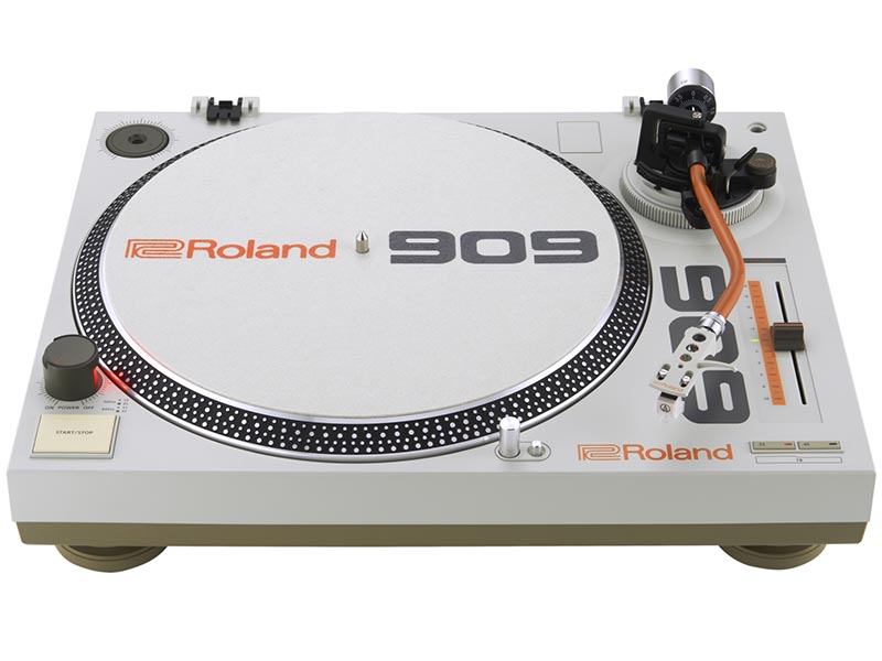 ローランド初のターンテーブル「TT-99」。'83年のTR-909モチーフで500