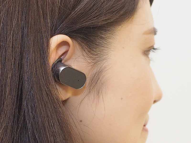 声とうなずきでLINE/音楽操作する「Xperia Ear」。約2万円の“耳元