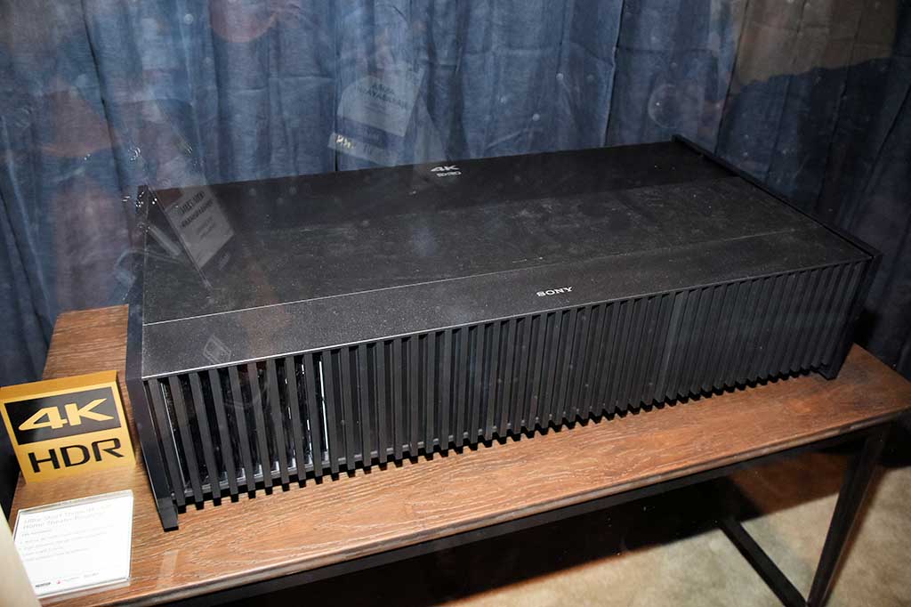 西川善司の大画面☆マニア】これは欲しい! ソニーの新超短焦点4K