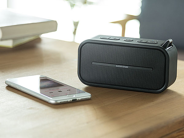 約2,700円でカラビナ付きの防水防塵Bluetoothスピーカー。microSD再生
