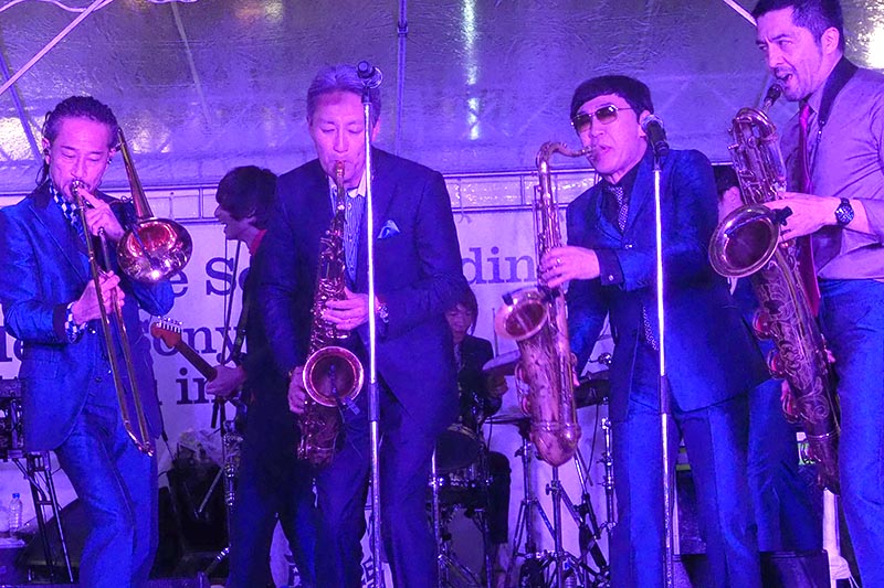銀座ソニービル最後の夜。SAX平井(CEO)がスカパラとセッション - AV Watch