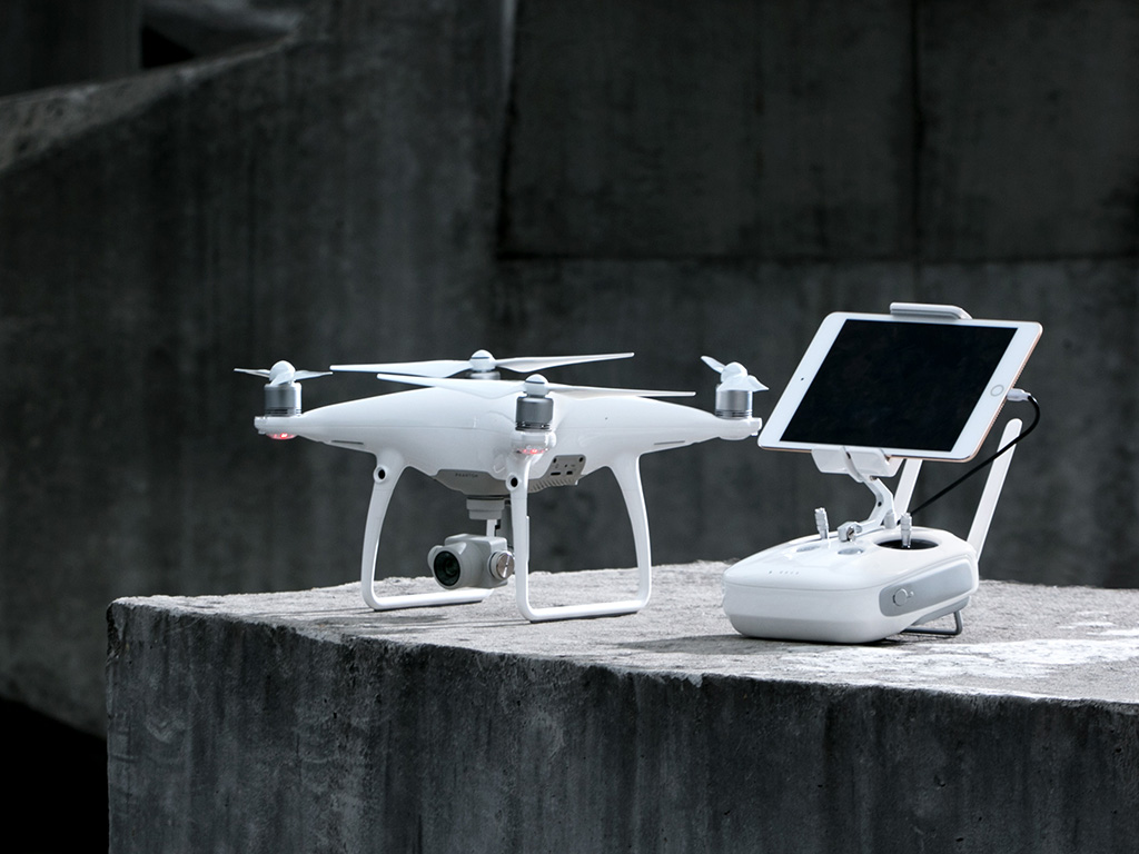 DJI、4K/60p/100Mbps撮影できる新フライングカメラ「Phantom 4