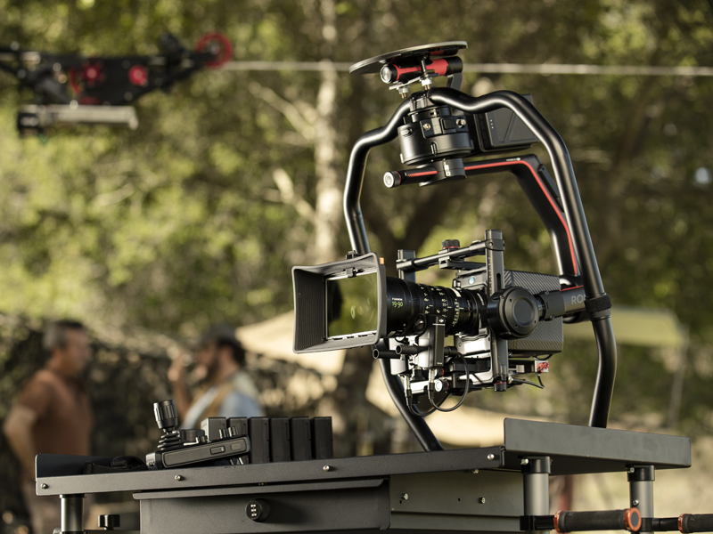 DJI、一眼レフから映画用カメラまで搭載できる手持ちの大型スタビライザー「RONIN 2」 - AV Watch