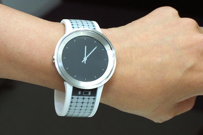 ソニー、電子ペーパー腕時計の進化版「FES Watch U」。スマホで
