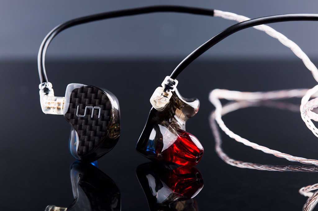 イヤホン Unique Melody MENTOR V2 Custom IEM um1.jpg