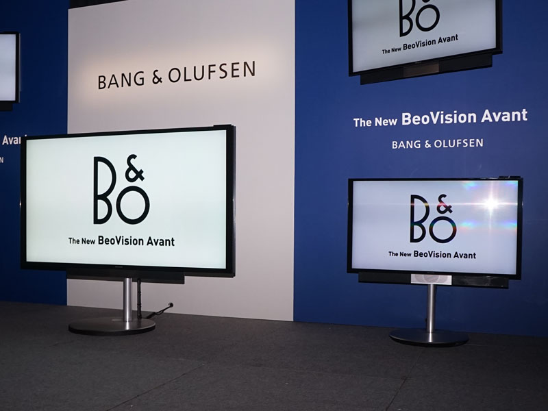 Bang & Olufsen、スピーカーとスタンドが動く4Kテレビ「BeoVision 
