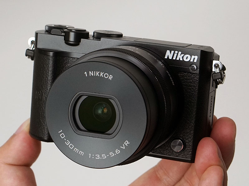 Nikon 1 J5 Wズームキット　ブラック　予備バッテリ&チャージャ付属