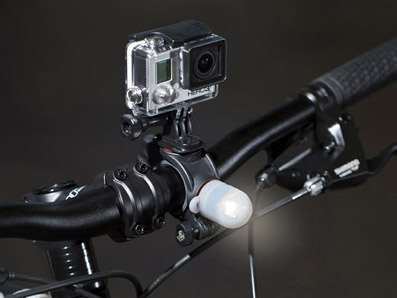 アクションカメラに加え、ライトやサイコンも取り付けられるJOBY製の 