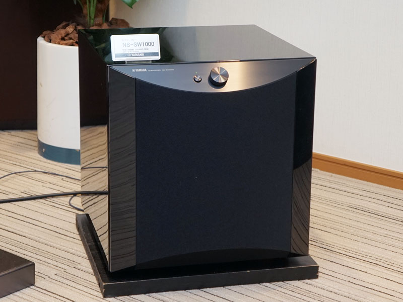 ヤマハ、1kWのアンプを内蔵したハイエンドサブウーファにピアノ