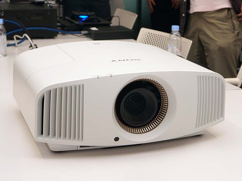 ソニー、リビング向け4Kプロジェクタ「VW315」がHDR対応。「VW515」は