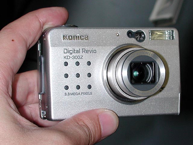 コニカ、SDメモリカード採用のコンパクトデジタルカメラ2機種