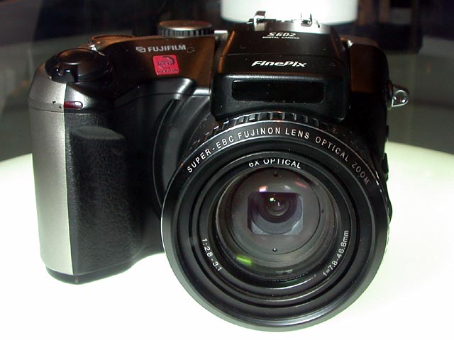 富士フイルム、第三世代スーパーCCDハニカム搭載「FinePix F601」