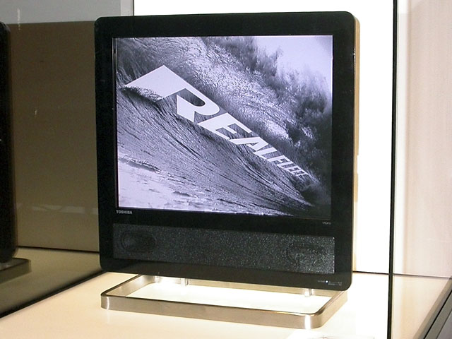 リアル・フリート、ピアノ仕上げの17V/14V型液晶テレビ