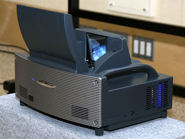 NECビューテク、100型を65cmで投写可能なDLPプロジェクタ