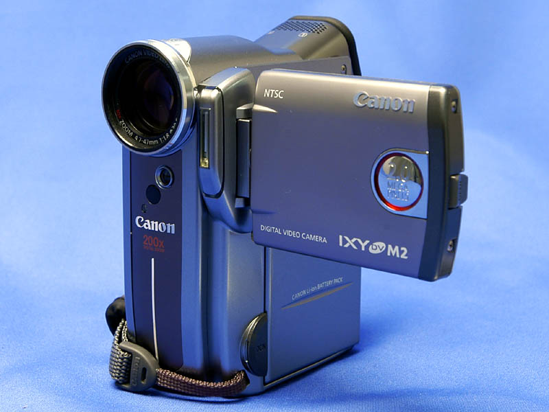 キヤノン、220万画素CCD搭載縦型DVカメラ「IXY DV M2」