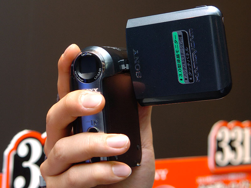 ソニー、世界最小・最軽量のDVカメラ「DCR-PC55」