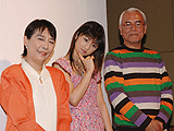 桜井浩子さん、UOOをイメージして不思議そうなポーズをする小倉優子さん、黒部進さん