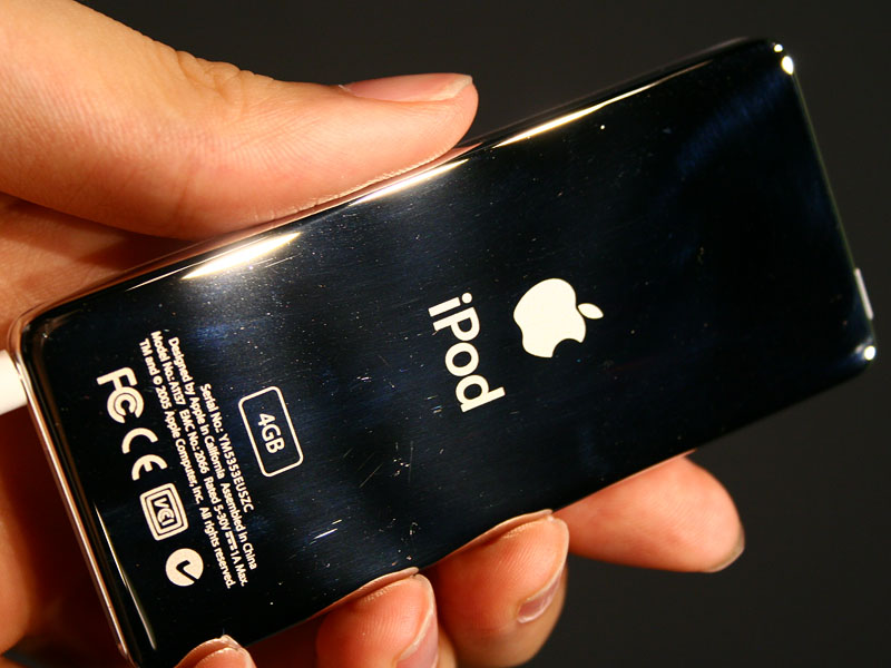Apple、カラー液晶搭載の「iPod nano」