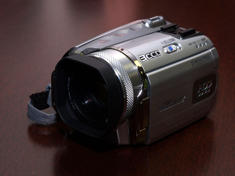 ビクター、HDDカメラ「Everio」の3CCD最上位モデル