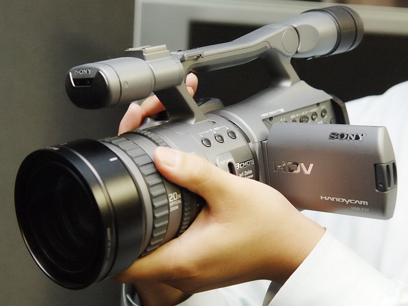 カメラ ビデオカメラ ソニー、小型/軽量化したHDVハンディカム最上位モデル