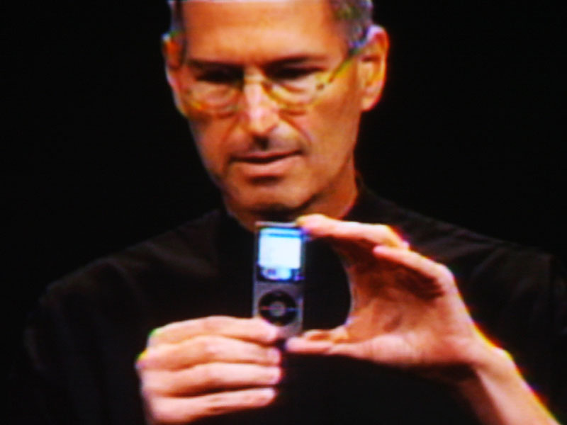 米Apple、ジョブズCEOが“The funnest iPod”を披露