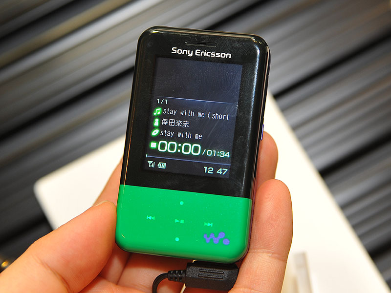 au、小型ボディの「Walkman Phone」を23日に発売