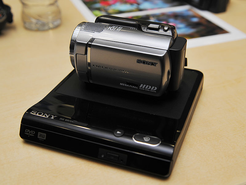 ソニー、80GB HDD搭載のSD解像度ビデオカメラ