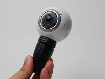 ミニレビュー 目玉おやじ のような360度カメラ Gear 360 スマホと連携し手軽にvr Av Watch