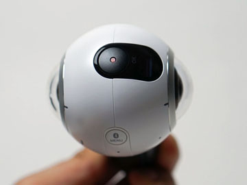 ミニレビュー 目玉おやじ のような360度カメラ Gear 360 スマホと連携し手軽にvr Av Watch