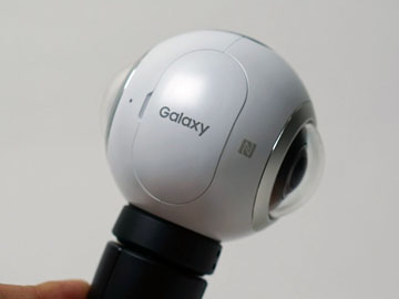 ミニレビュー 目玉おやじ のような360度カメラ Gear 360 スマホと連携し手軽にvr Av Watch