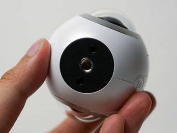 ミニレビュー 目玉おやじ のような360度カメラ Gear 360 スマホと連携し手軽にvr Av Watch