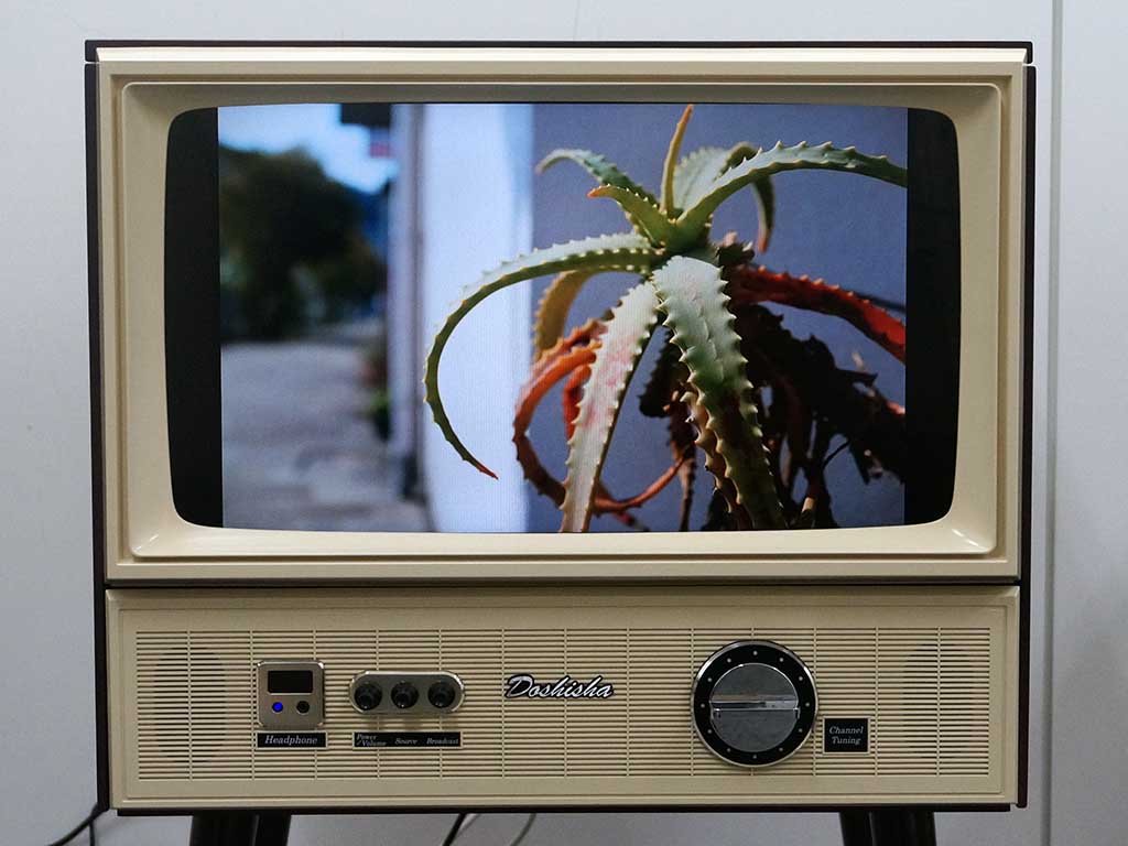 ミニレビュー 予想外に新鮮なテレビ体験 ガチャガチャダイヤルのレトロ風液晶tvを試す Av Watch