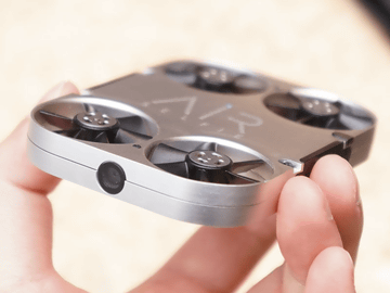 スマホケースに収納 高度mから自撮りできるドローン Airselfie 31 598円 Av Watch