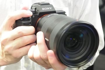 4K HDR動画対応の「α7R III」。AF追従強化、デュアルスロット。24-105mm F4レンズも α7R III(装着レンズは別売のFE 24-70mm F2.8 GM)