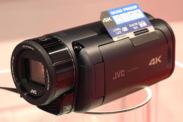 JVC、防水4Kビデオカメラや左右分離イヤフォン。車にもGoogle 