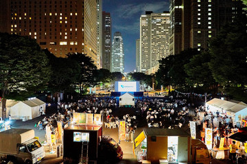 都庁隣の新宿中央公園に巨大スクリーン 高層ビル夜景をバックに無料上映 Av Watch