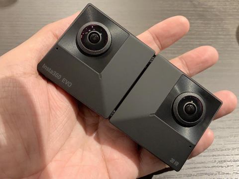 西田宗千佳のRandomTracking】変形でVR180と360度対応の「Insta360 EVO