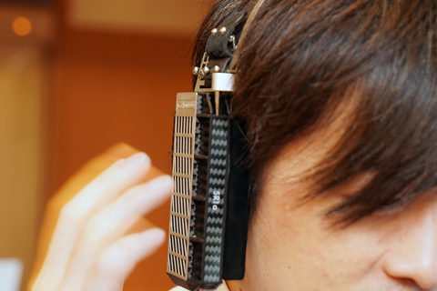 世界初 トゥルー リボン ヘッドフォン Raal Sr1a 登場 衝撃のサウンド Av Watch