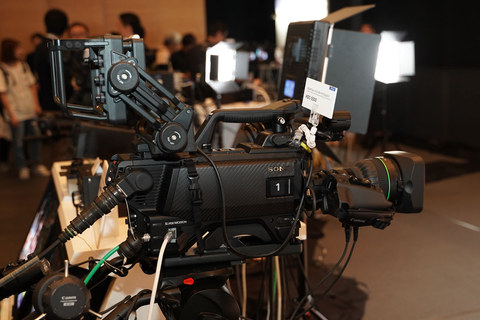 カメラ ビデオカメラ ソニー最新映像制作機器公開。歪まない4Kカメラ、緑布不要でクロマキー 